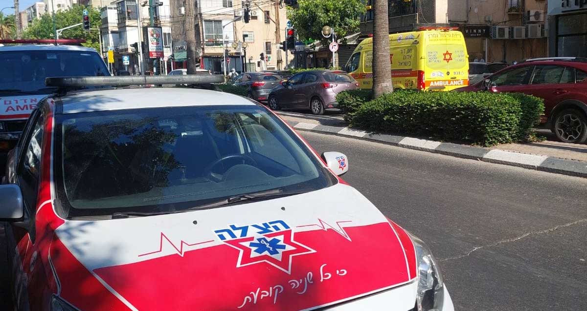 אמבולנס של ארגון הצלה בגבעתיים וניידות של מדא ברחוב סואן