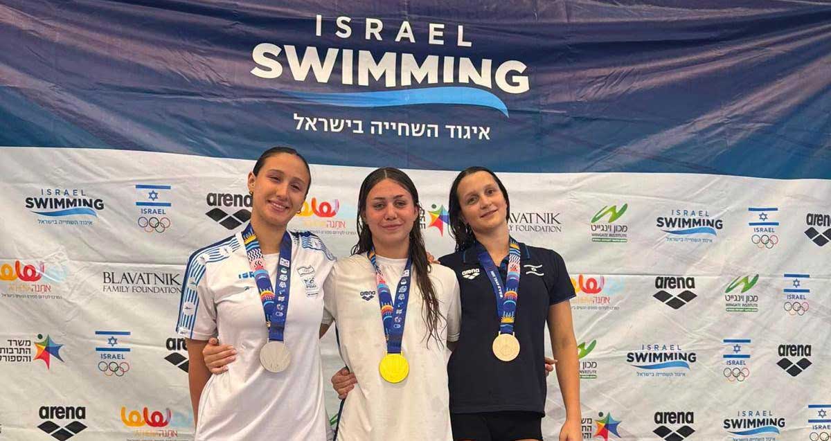 3 בנות זוכות מדליות בתחרות השחיה