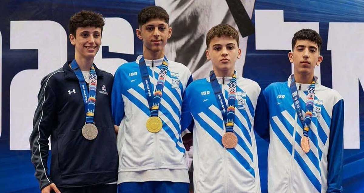 4 נערים זוכי מדליות עומדים בשורה