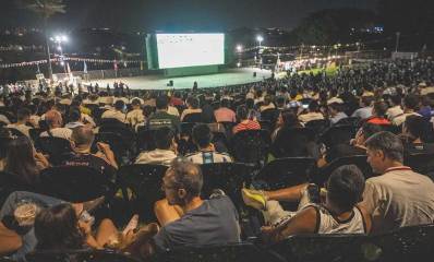 קהל רב מול המסך המרכזי באירוע צפייה במונדיאל בפארק הלאומי רמת גן