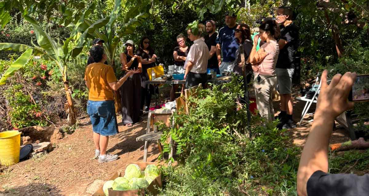 אירועי קיימות בגבעתיים. ילדים והורים בגינות קהילתיות ירוקות עם גידולי צמחים וירקות