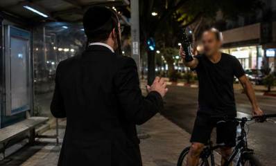 אלימות נגד חרדי. איור AI. איש עם אופניים עומד מול חרדי עם בקבוק ביד.