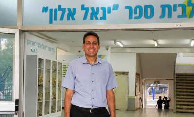 יניב שמיל, מנהל בית הספר אלון בגבעתיים בשער בית הספר