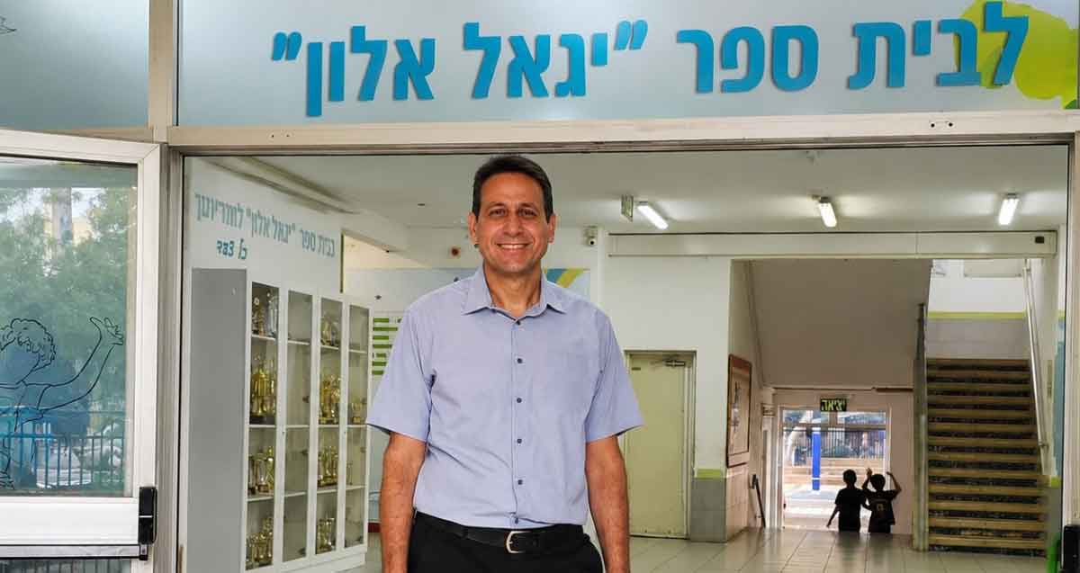 יניב שמיל, מנהל בית הספר אלון בגבעתיים בשער בית הספר