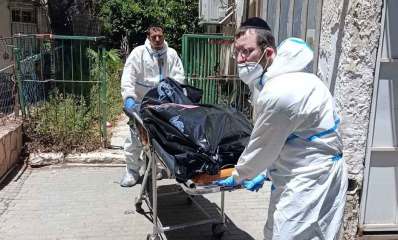 שני אנשי זקא מפנים גופת גבר מגבעתיים. הפינוי על גבי אלונקה. הגופה עטופה בניילון שחור