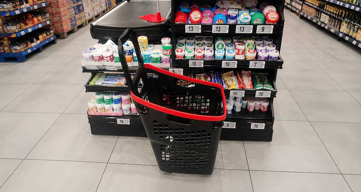 סל קניות פלסטיק נמוך עם ידית.