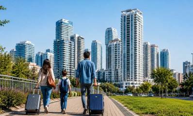הגירה פנימית לעיר. איור AI. זוג עם מזוודות וביניהם ילד במדרכה לכיוון מגדלים של העיר.