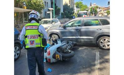 רוכב אופנוע בתאונת דרכים ברמת גן. האופנוע מונח על הכביש ליד מכונית ופראמדיק של ארגון הצלה ליד האופנוע.