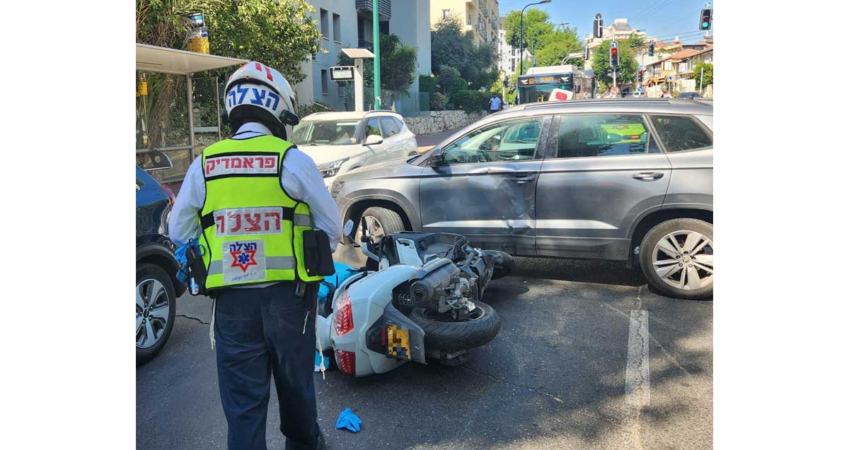 רוכב אופנוע בתאונת דרכים ברמת גן. האופנוע מונח על הכביש ליד מכונית ופראמדיק של ארגון הצלה ליד האופנוע.