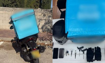 אופנוע ושל החשוד בדקירה וציוד אישי הכולל גם דוקרנים ומספריים, צילום: משטרה