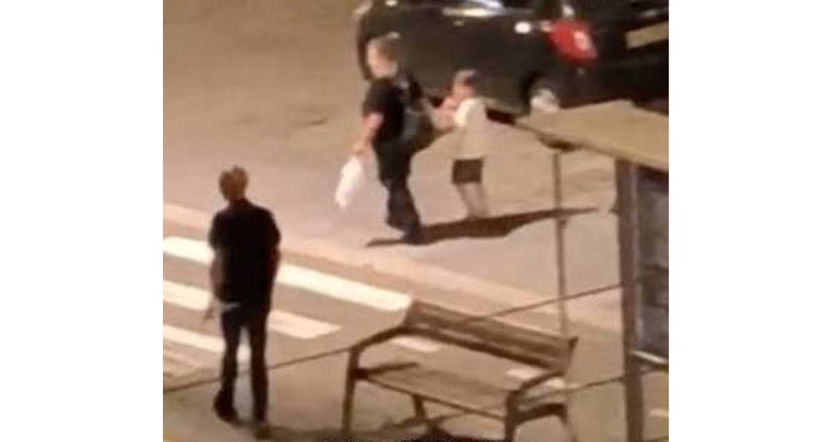 החשוד באלימות ברחובות רמת גן. תמונה של גב החשוד ליד מעבר חצייה