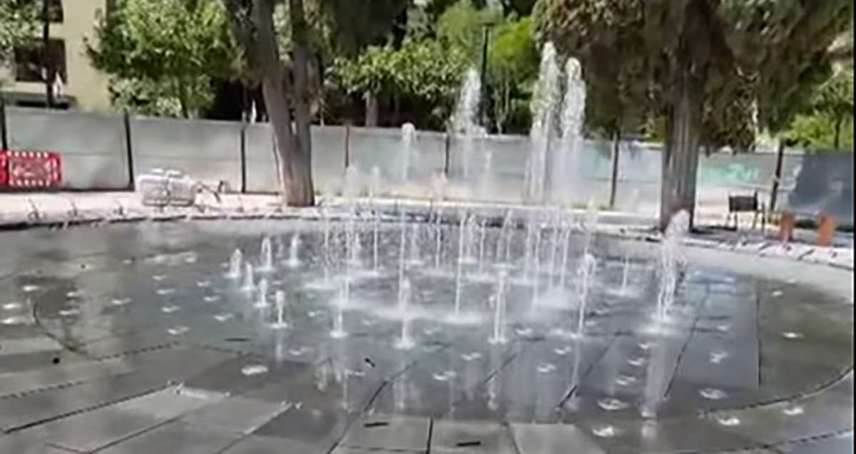 מזרקות חדשות ברמת גן. כיכר עגולה ובה בריכת מים ומזרקות.