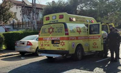 פועל התחשמל ברמת גן. אמבולנס של מד"א והצוות בכביש.