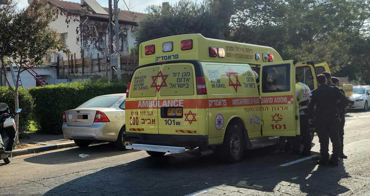 פועל התחשמל ברמת גן. אמבולנס של מד"א והצוות בכביש.
