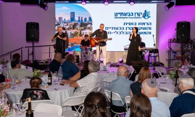 אירוע השקת "קרן גבעתיים" - להקה מנגנת ושרה בפני קהל