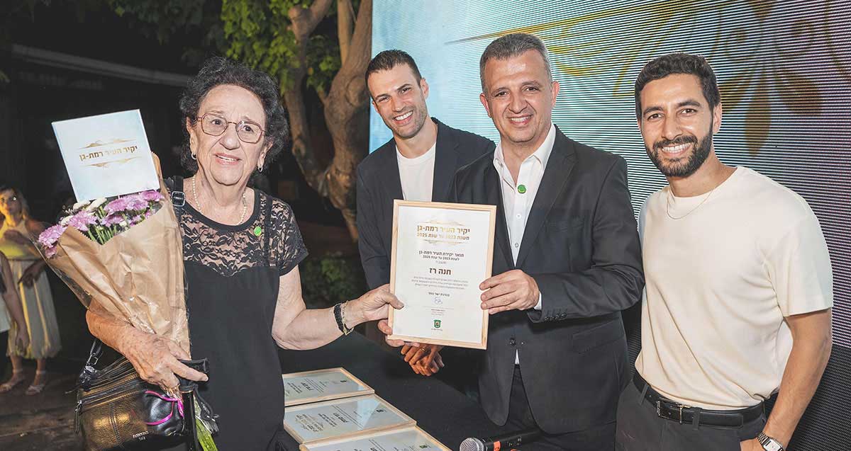 כרמל שאמה הכהן ובכירים נוספים מעניקים אות הוקרה ליקירת העיר