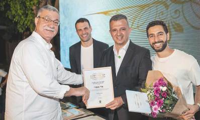 כרמל שאמה הכהן ובכירים נוספים מעניקים אות הוקרה ליקיר העיר