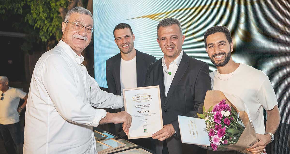 כרמל שאמה הכהן ובכירים נוספים מעניקים אות הוקרה ליקיר העיר