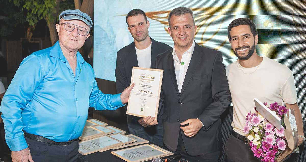 כרמל שאמה הכהן ובכירים נוספים מעניקים אות הוקרה ליקיר העיר