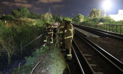כוחות הכיבוי ליד מסילת הרכבת לאחר שהשתלטו על האש. צילום: דוברות כיבוי והצלה