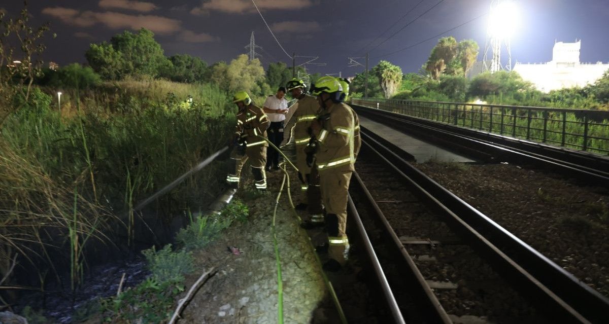 כוחות הכיבוי ליד מסילת הרכבת לאחר שהשתלטו על האש. צילום: דוברות כיבוי והצלה