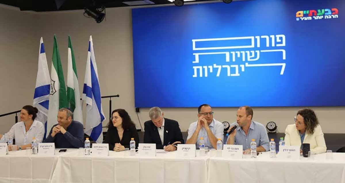 פגישת פורום רשויות ליברליות עם יאיר גולן. ליד שולחן ארוך באמצע יושב יאיר גולן ושלושה אנשים בימינו ובשמאלו.