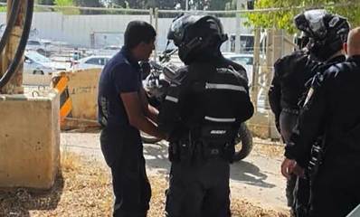 נער מהפזורה הבדואית נעצר ברמת גן, על ידי מספר שוטרים.