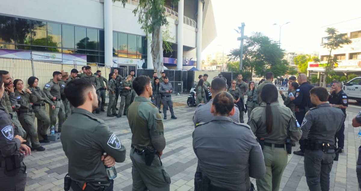 היערכות המשטרה למשחק הפועל רמת גן והפועל תל אביב בבלומפילד. השוטרים עומדים בעיגול מול קצינים