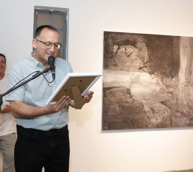 ראש העירק גבעתיים, רן קוניק, מקריא נאום בגלריה העירונית