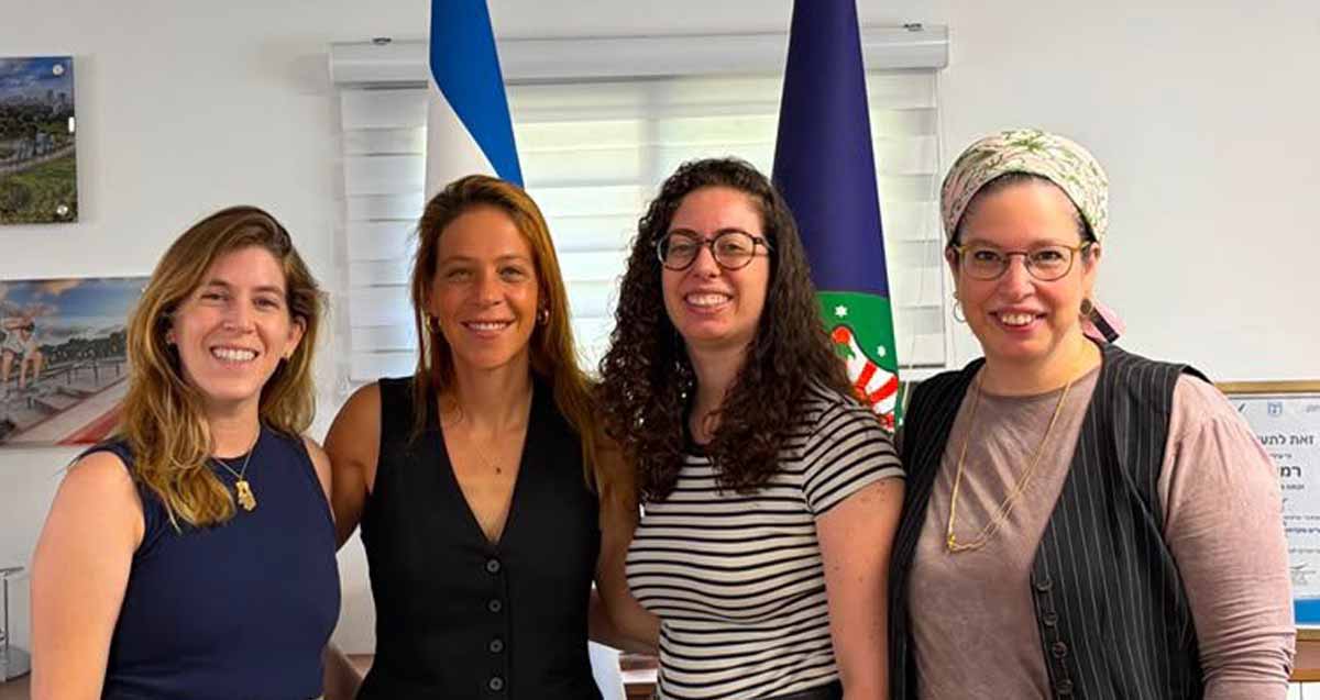 טלי רימניק רכזת השתלבות והכלה עם עוד 3 נשות צוות בית עמנואל