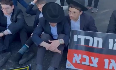 נערים חרדים עם שלט "או חרדי או צבא"