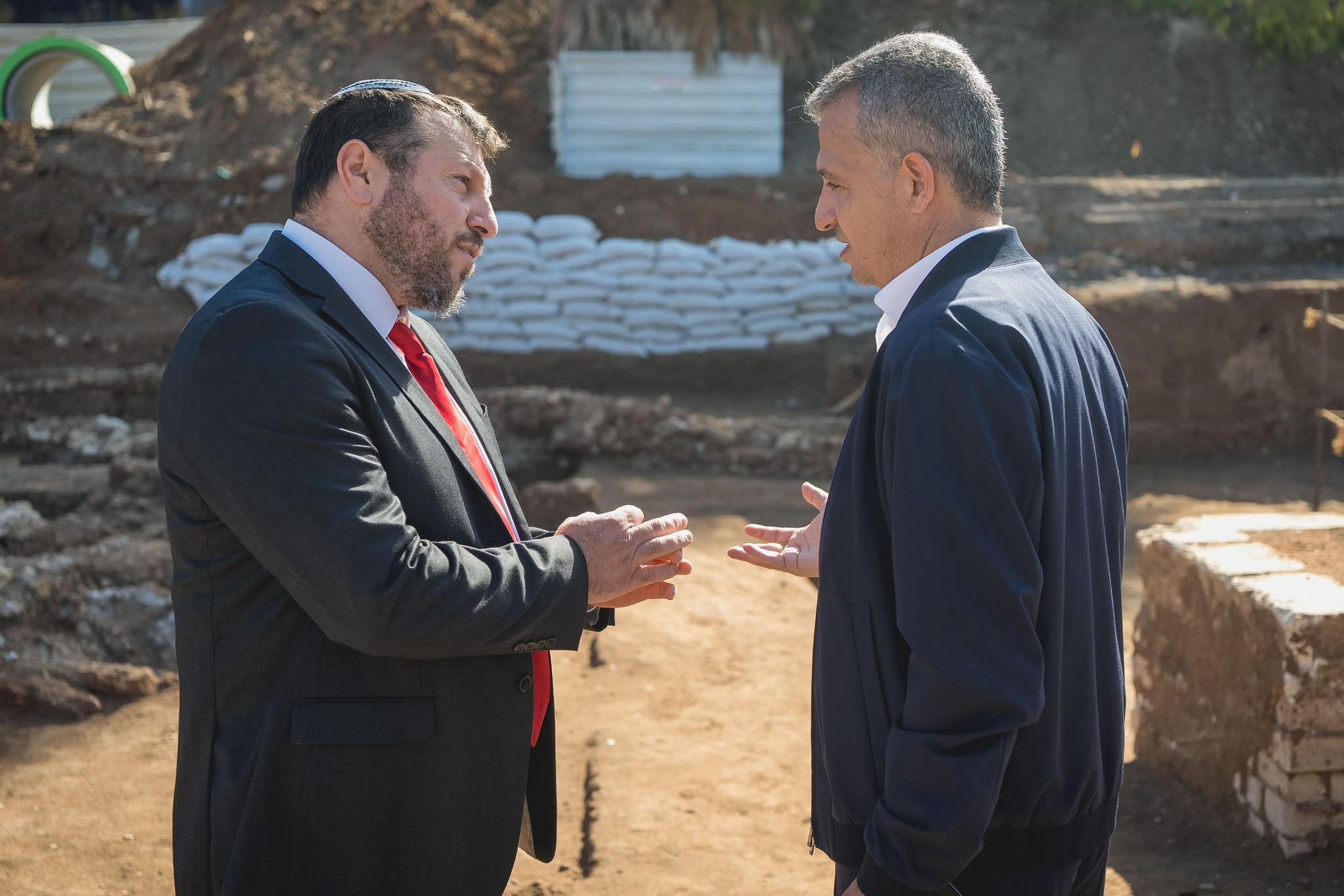 כרמל שאמה והכהן ושר המורשת, עמיחי אליהו על רקע מתחם העתיקות