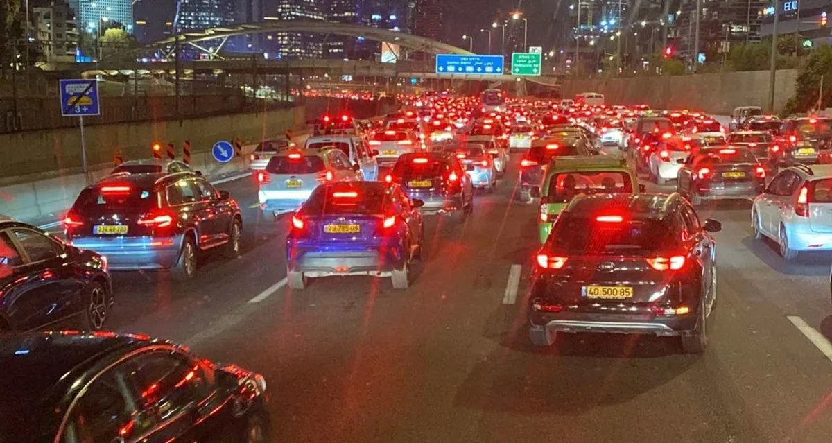 פקק בנתיבי איילון. צילום: המשטרה